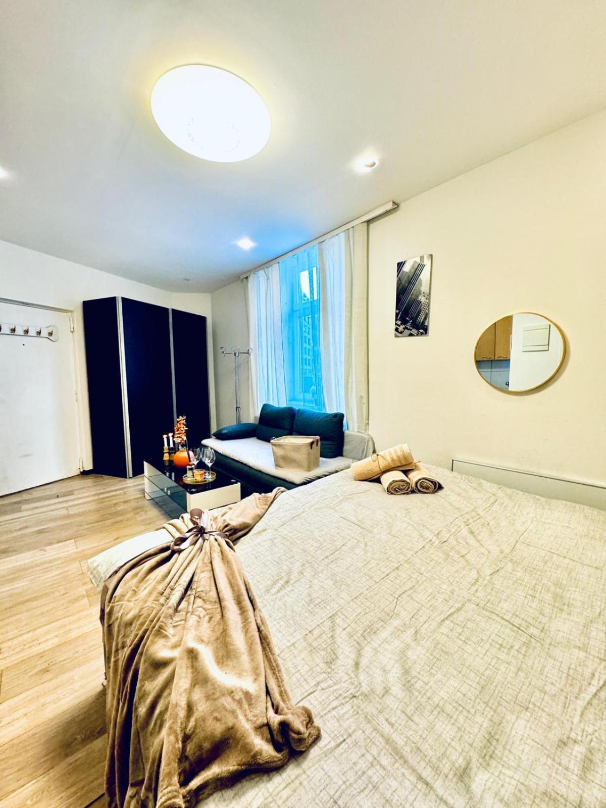 Central King Studio - 10 Mins Walk From Downtown Wien Exteriör bild